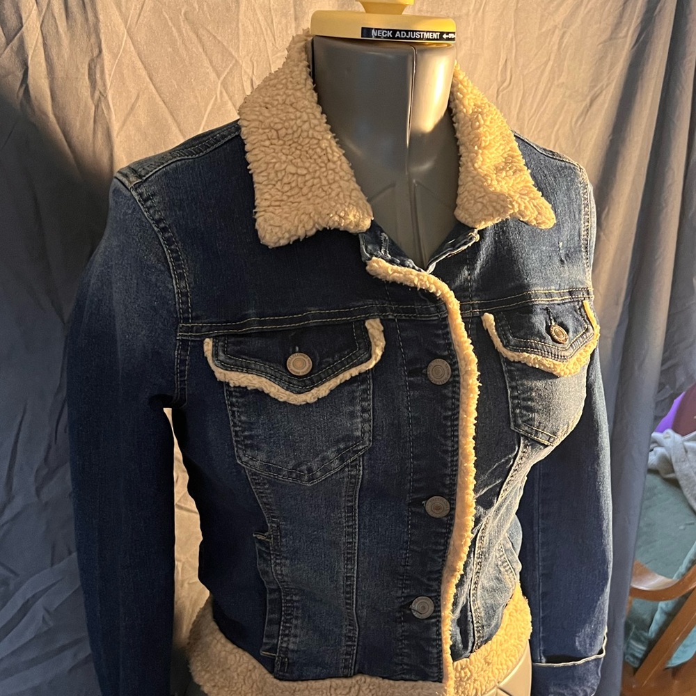 Denim jean jacket with with fleece cufflinks and collar.